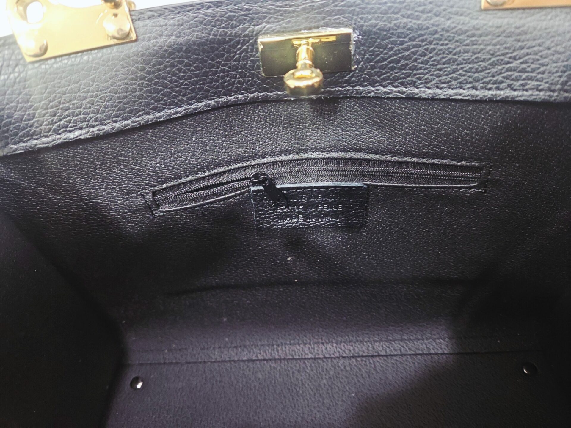 Genuine leather bag, made in Italy, with shoulder strap, single internal compartment with side zip pocket. Gold Hermes style closure. Color: Black. Dimensions: L 33 W 13 H 23 Free shipping Borsa in vera pelle,made Italy, dotata di tracolla,interno scomparto unico con tasca con zip laterale. chiusura dorata modello hermes. colore neromisure L33 B13 H23 Spedizione Gratuita