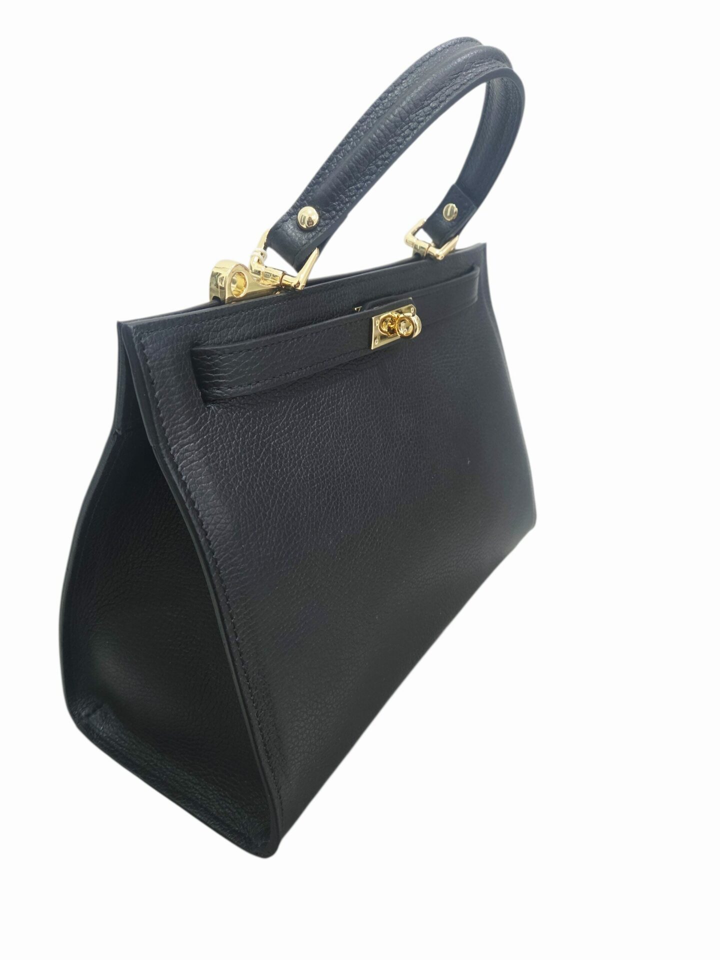 Genuine leather bag, made in Italy, with shoulder strap, single internal compartment with side zip pocket. Gold Hermes style closure. Color: Black. Dimensions: L 33 W 13 H 23 Free shipping Borsa in vera pelle,made Italy, dotata di tracolla,interno scomparto unico con tasca con zip laterale. chiusura dorata modello hermes. colore neromisure L33 B13 H23 Spedizione Gratuita