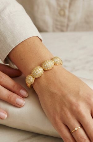 Bracciale ad incastro realizzato artigianalmente con ottone battuto e 4 ovali centrali con zirconi bianchi incastonati Spedizione Gratuita Bracciale ad incastro realizzato artigianalmente con ottone battuto e 4 ovali centrali con zirconi bianchi incastonati Spedizione Gratuita