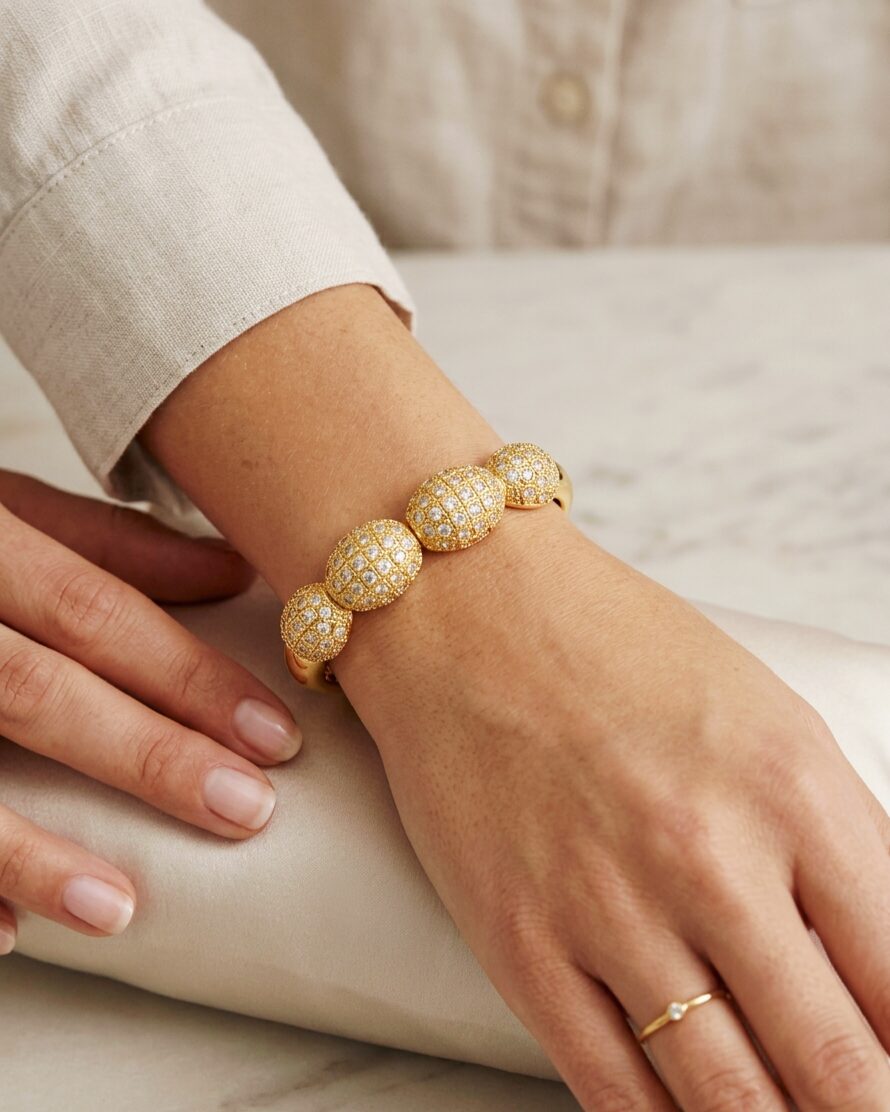 Interlocking bracelet handcrafted with beaten brass and 4 central ovals with set white zircons Free shipping Bracciale ad incastro realizzato artigianalmente con ottone battuto e 4 ovali centrali con zirconi bianchi incastonati Spedizione Gratuita