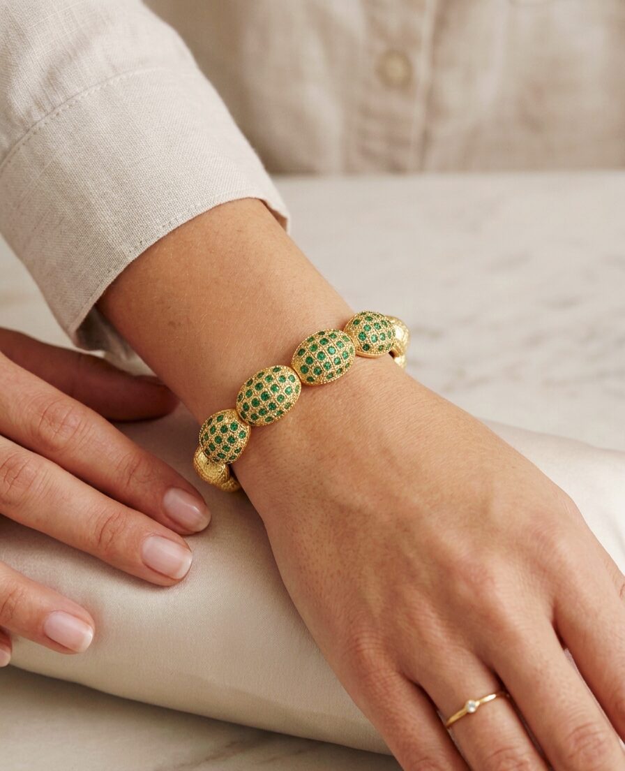 Interlocking bracelet handcrafted with beaten brass and 4 central ovals with set green zircons Free shipping Bracciale ad incastro realizzato artigianalmente con ottone battuto e 4 ovali centrale con zirconi verdi incastonati Spedizione Gratuita