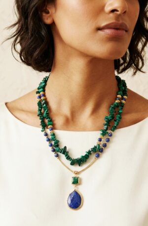 Collana girocollo regolabile doppio filo realizzata con malachite, lapislazzuli ed elementi dorati in ottone 
lunghezza 48cm
lunghezza ciondolo 5cm Spedizione Gratuita