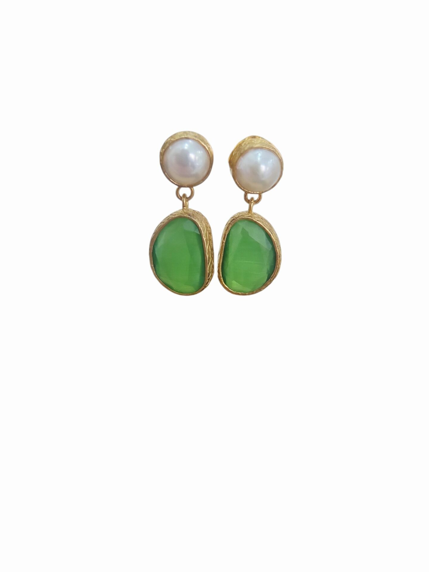 Orecchini  realizzati su base in ottone con occhio di gatto verde e perle di fiume a lobo con ago e farfalla
peso 3.9gr
lunghezza 2.5cm Spedizione Gratuita
