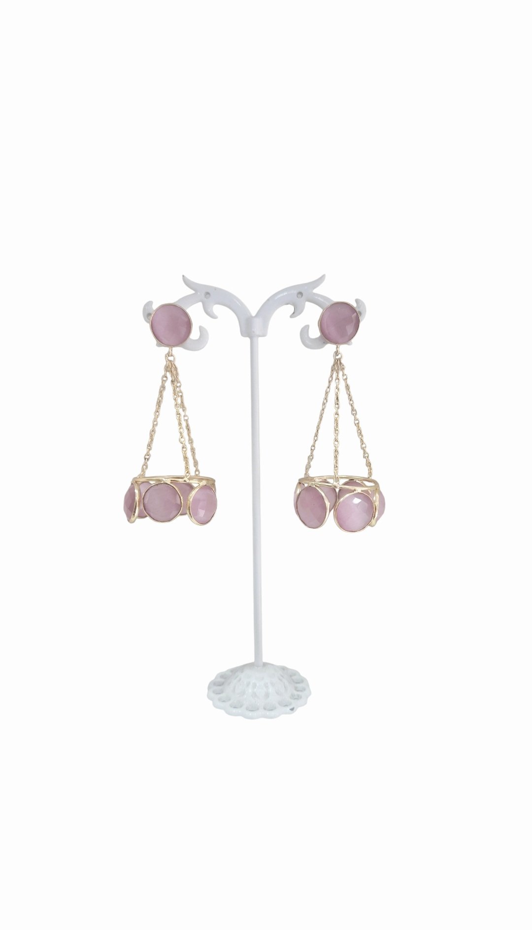 Orecchini  realizzati con occhio di gatto rosa ed ottone
lunghezza 6.5cm
peso 10.3gr Spedizione Gratuita