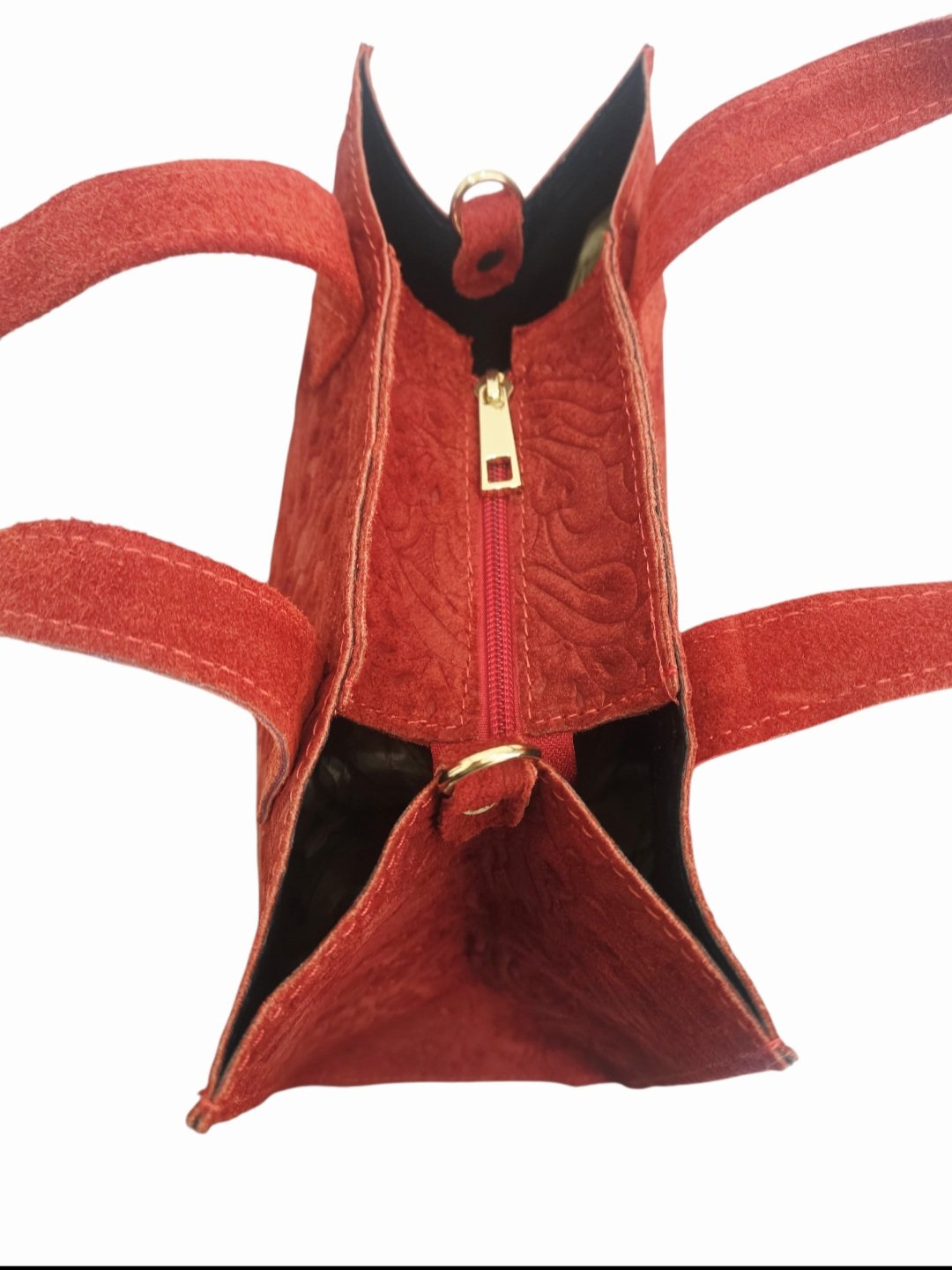 Bag made of genuine leather, printed suede, made in Italy, with shoulder strap, zip closure, single internal pocket. Dimensions: H 26 W 12 L 27 color: red Free shipping Borsa realizzata in vera pelle, camoscio stampato, made italy , dotata di tracolla chiusura con zip,tasca unica interna. Misure H26 B 12 L 27colore rosso Spedizione Gratuita