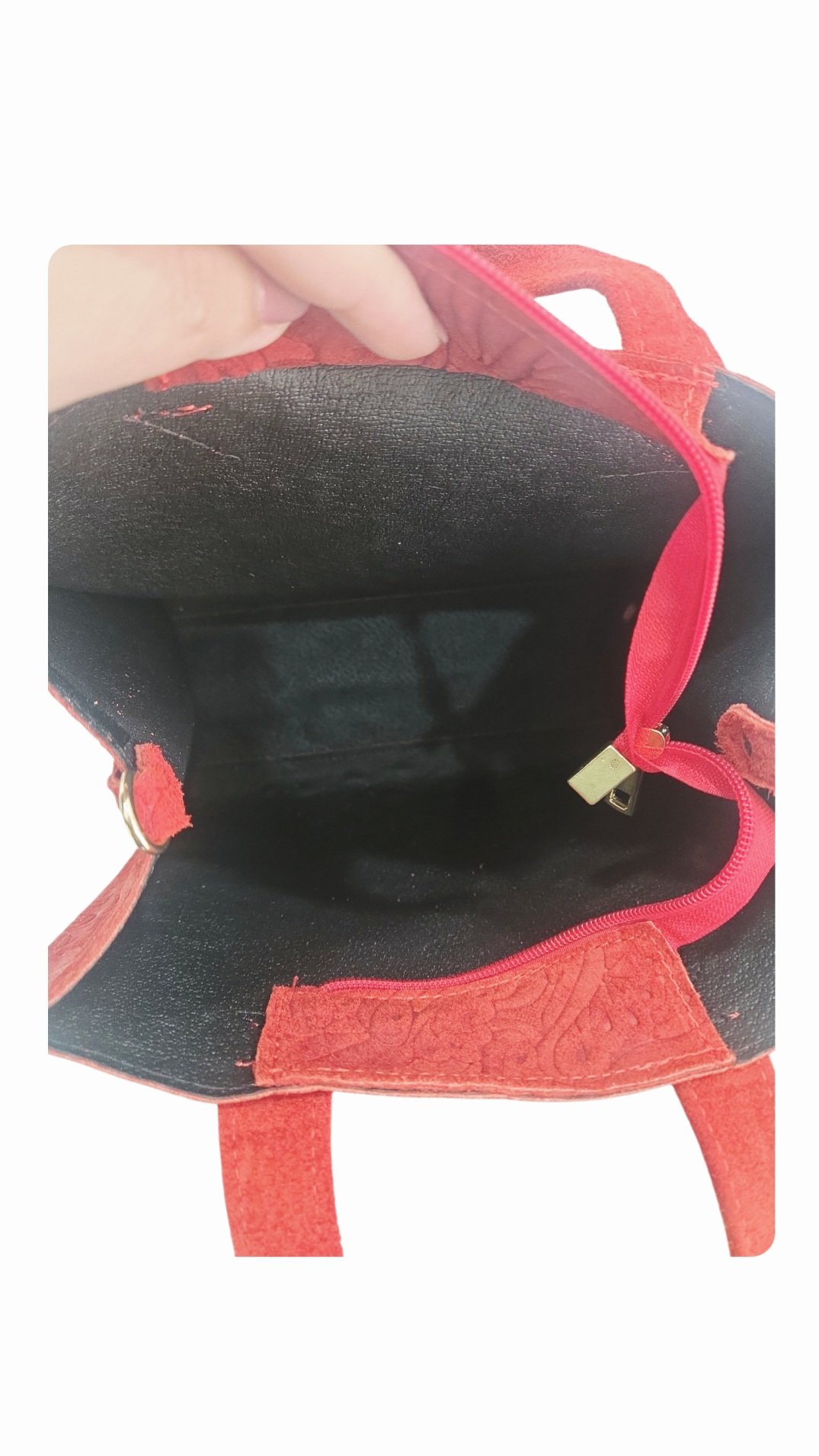 Bag made of genuine leather, printed suede, made in Italy, with shoulder strap, zip closure, single internal pocket. Dimensions: H 26 W 12 L 27 color: red Free shipping Borsa realizzata in vera pelle, camoscio stampato, made italy , dotata di tracolla chiusura con zip,tasca unica interna. Misure H26 B 12 L 27colore rosso Spedizione Gratuita