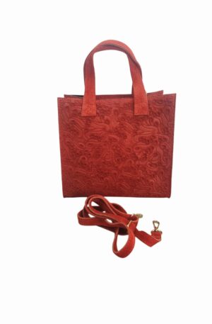 Borsa realizzata in vera pelle, camoscio stampato, made italy , dotata di tracolla  chiusura con zip,tasca unica interna. Misure H26 B 12 L 27
colore rosso Spedizione Gratuita