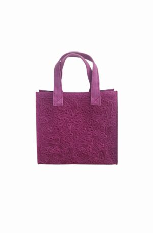 Borsa realizzata in vera pelle, camoscio stampato, made italy , dotata di tracolla  chiusura con zip,tasca unica interna. Misure H26 B 12 L 27
colore ciclamino Spedizione Gratuita