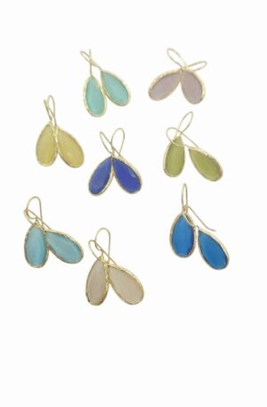 Orecchini leggermente pendenti con goccia in occhio di gatto vari colori circondata da ottone. Lunghezza 3cm Peso 1.9gr Spedizione Gratuita