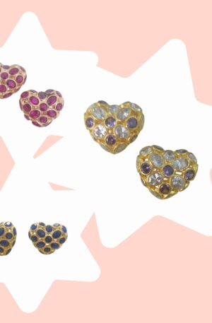 Orecchini lobo,cuoricini realizzati con zirconi fucsia, blu e viola/neutro su base in ottone. Peso 2.7gr lunghezza 1.5cm Spedizione Gratuita