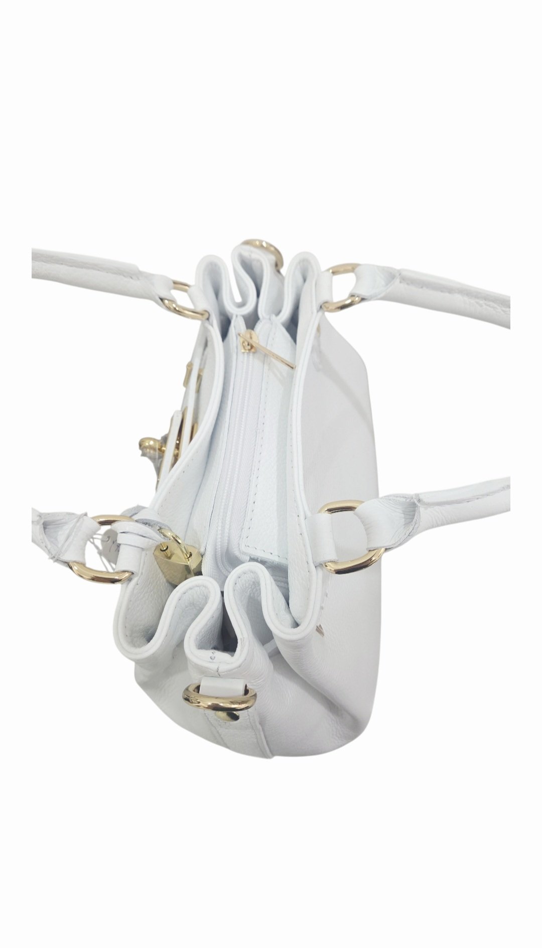 White genuine leather bag, made in Italy, Kelly model, with shoulder strap, lined interior with side pockets, zip closure, dimensions H23 W 16 L29 Free shipping Borsa in vera pelle bianca,made Italy, modello kelly, dotata di tracolla, interno foderato con tasche laterali,chiusura con zipmisure H23 B 16 L29 Spedizione Gratuita
