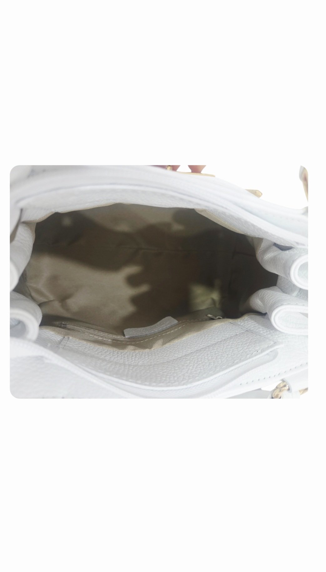 White genuine leather bag, made in Italy, Kelly model, with shoulder strap, lined interior with side pockets, zip closure, dimensions H23 W 16 L29 Free shipping Borsa in vera pelle bianca,made Italy, modello kelly, dotata di tracolla, interno foderato con tasche laterali,chiusura con zipmisure H23 B 16 L29 Spedizione Gratuita
