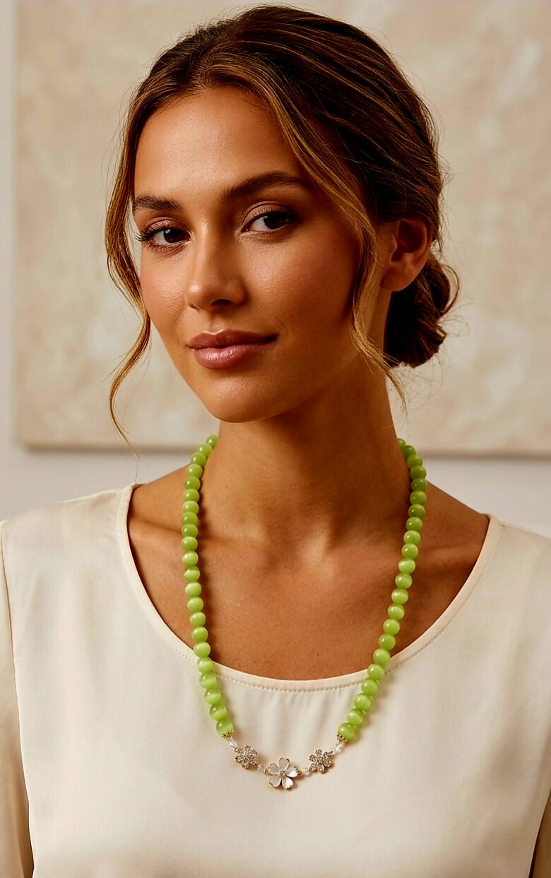 Collana realizzata con occhio di gatto e laterale con fiori di cristallo su base in ottone, possibilità di metterli anche centrali
lunghezza 70cm Spedizione Gratuita