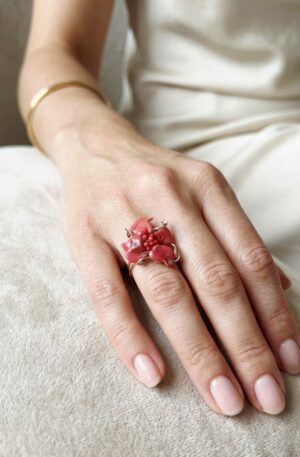 Anello regolabile realizzato con fiore in corallo di Torre del Greco,montato su argento925 placcato oro Spedizione Gratuita