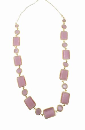Collana realizzata con piastre rettangolari e tonde in occhio di gatto circondate da ottone. Possibilità si farla sia girocollo che lunga. 
Colore rosa
Lunghezza 71cm Spedizione Gratuita