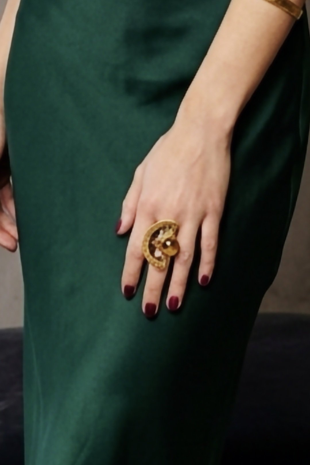 Anello regolabile realizzato in ottone battuto dorato con dettagli neri ed occhio di gatto marrone incastonata Spedizione Gratuita