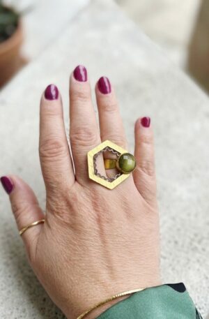 Anello geometrico regolabile realizzato in ottone battuto dorato con dettagli neri ed occhio di gatto verde oliva incastonato Spedizione Gratuita