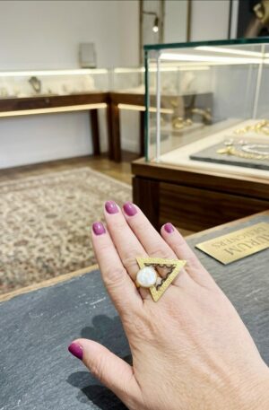 Anello geometrico regolabile realizzato in ottone battuto dorato con dettagli nero e perla barocca incastonata Spedizione Gratuita