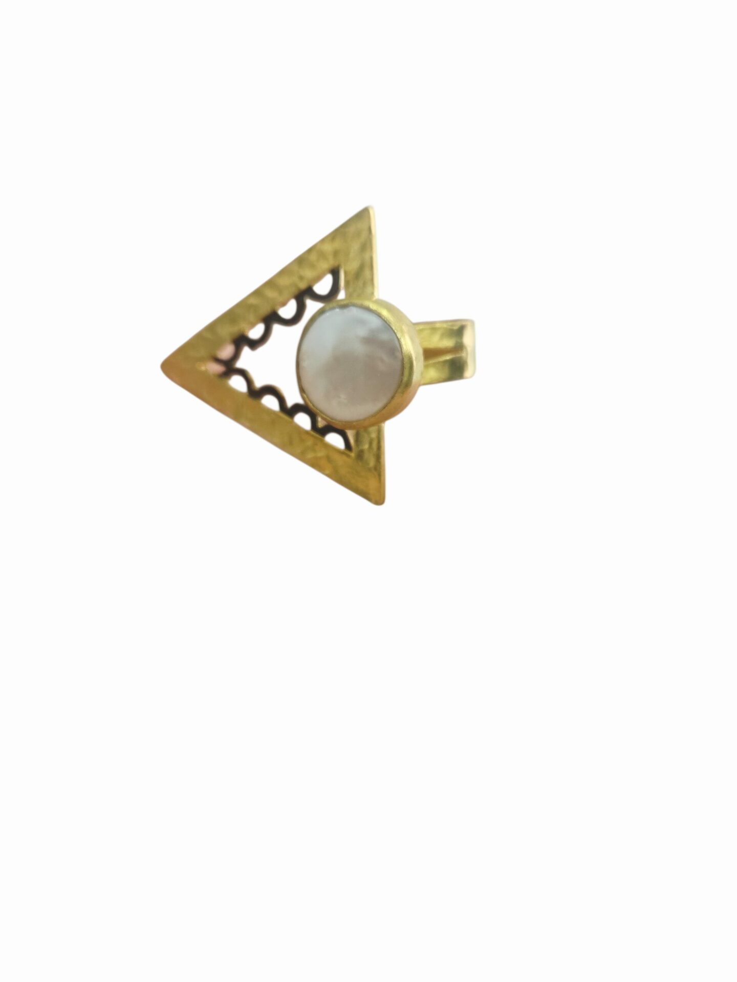 Anello geometrico regolabile realizzato in ottone battuto dorato con dettagli nero e perla barocca incastonata Spedizione Gratuita