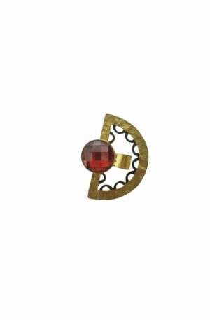 Anello geometrico regolabile realizzato in ottone battuto dorato con dettagli neri e cristalloide rosso incastonato Spedizione Gratuita