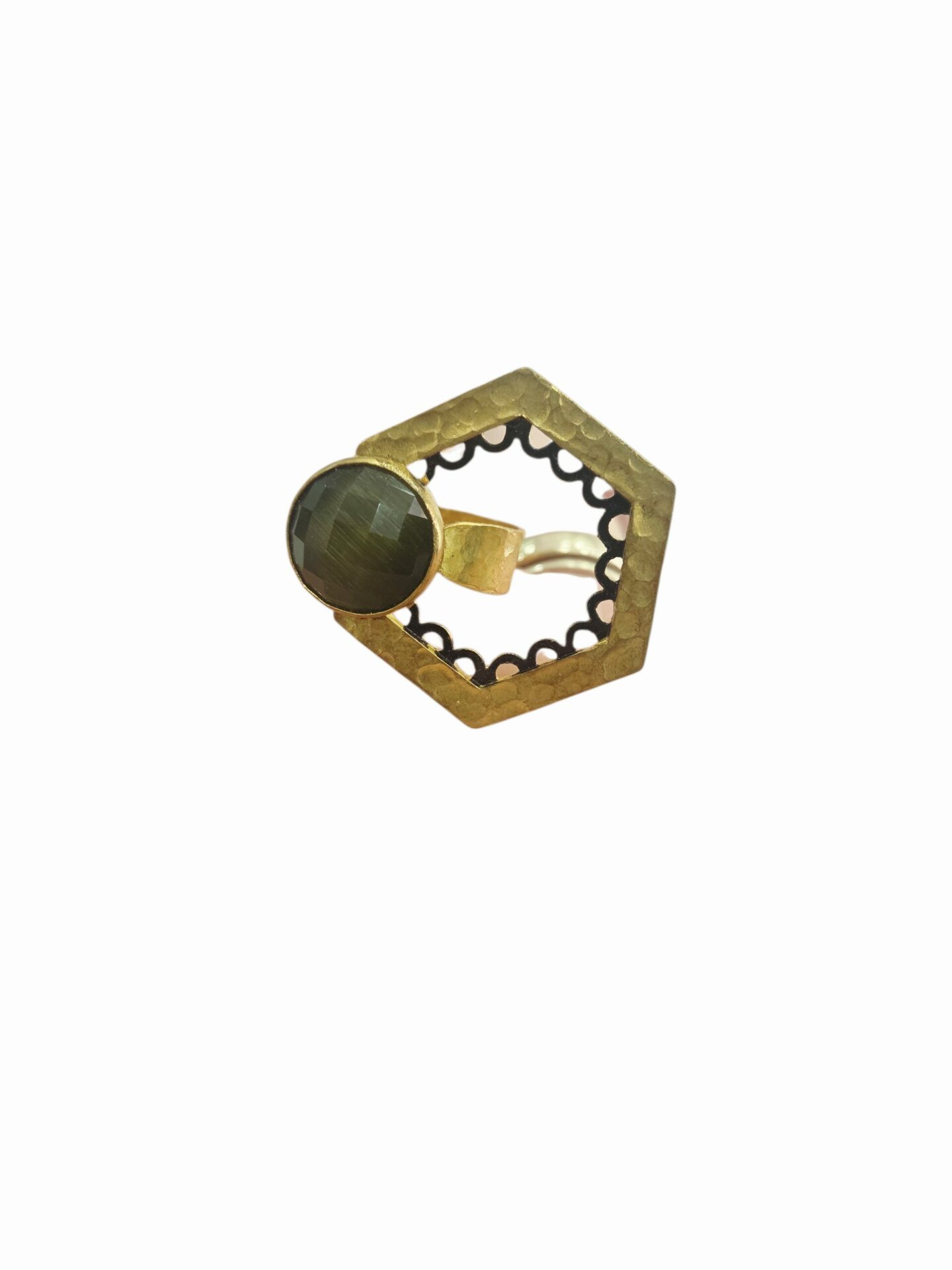 Anello geometrico regolabile realizzato in ottone battuto dorato con dettagli neri ed occhio di gatto verde oliva incastonato Spedizione Gratuita