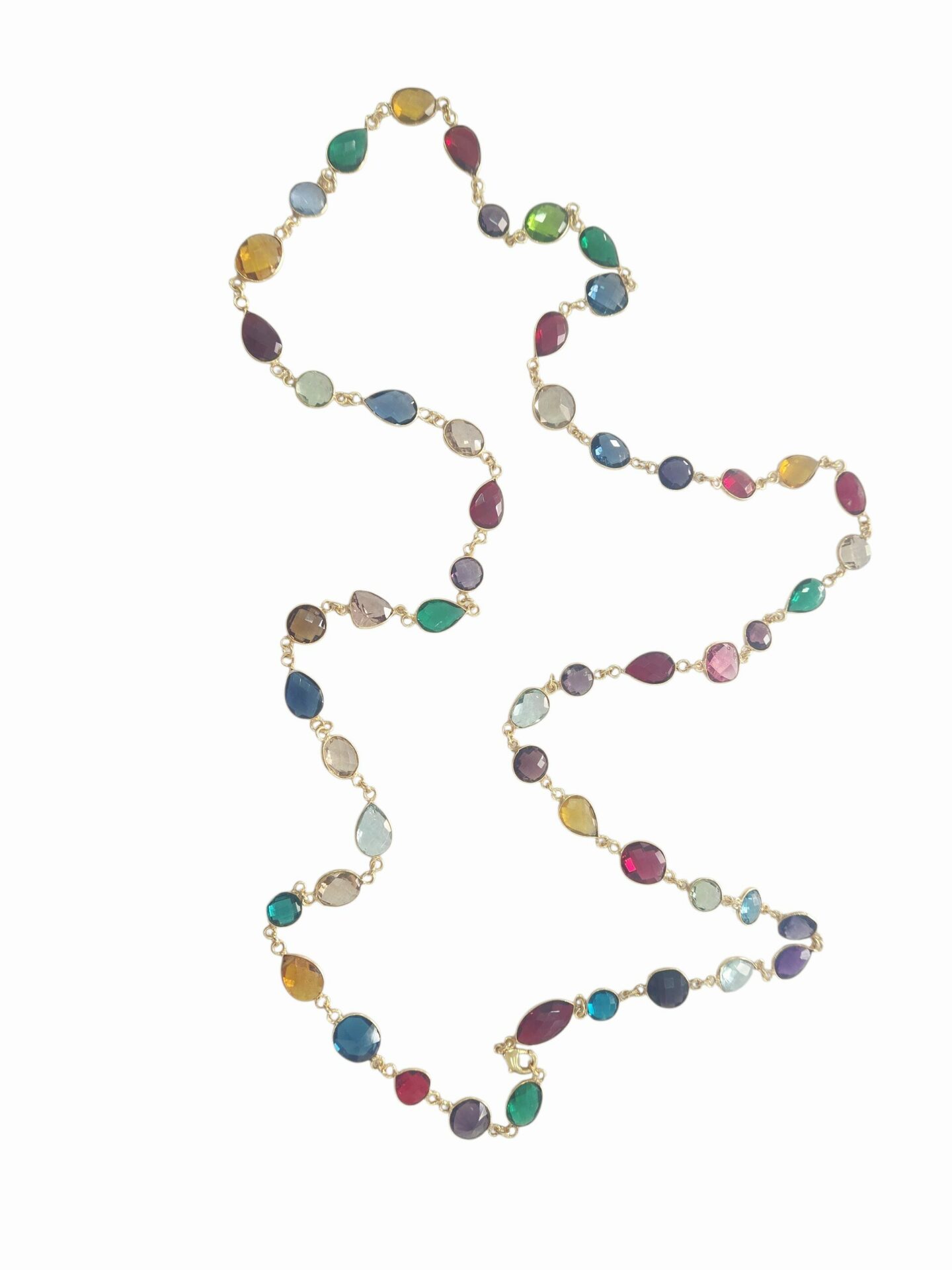 Collana lunga realizzata con quarzi multicolore contornati da ottone in varie forme possibilità di farla doppio giro.
lunghezza 1m Spedizione Gratuita