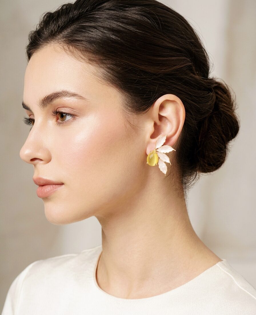 Earrings made with yellow cat's eye and neutral enameled brass, weight 7g, length 4cm Free shipping Orecchini realizzati con occhio di gatto giallo ed ottone smaltato neutropeso 7grlunghezza 4cm Spedizione Gratuita