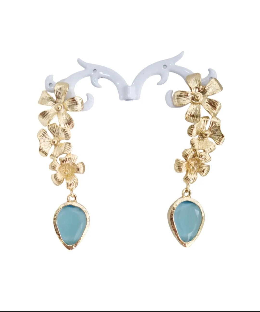 Orecchini realizzati con fiori in ottone dorati e pietra occhio di gatto turchese.
Peso 7.6 gr
Lunghezza 7cm Spedizione Gratuita Orecchini realizzati con fiori in ottone dorati e pietra occhio di gatto turchese.
Peso 7.6 gr
Lunghezza 7cm Spedizione Gratuita