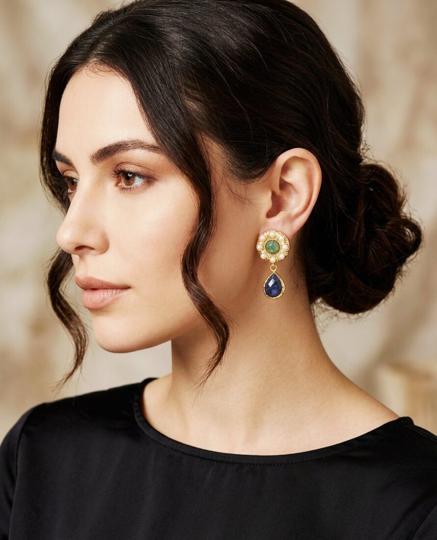 Orecchini  realizzati con perle di maiorca e pietre naturali verdi e blu contornate da ottone
lunghezza 3cm
peso 6.4gr Spedizione Gratuita