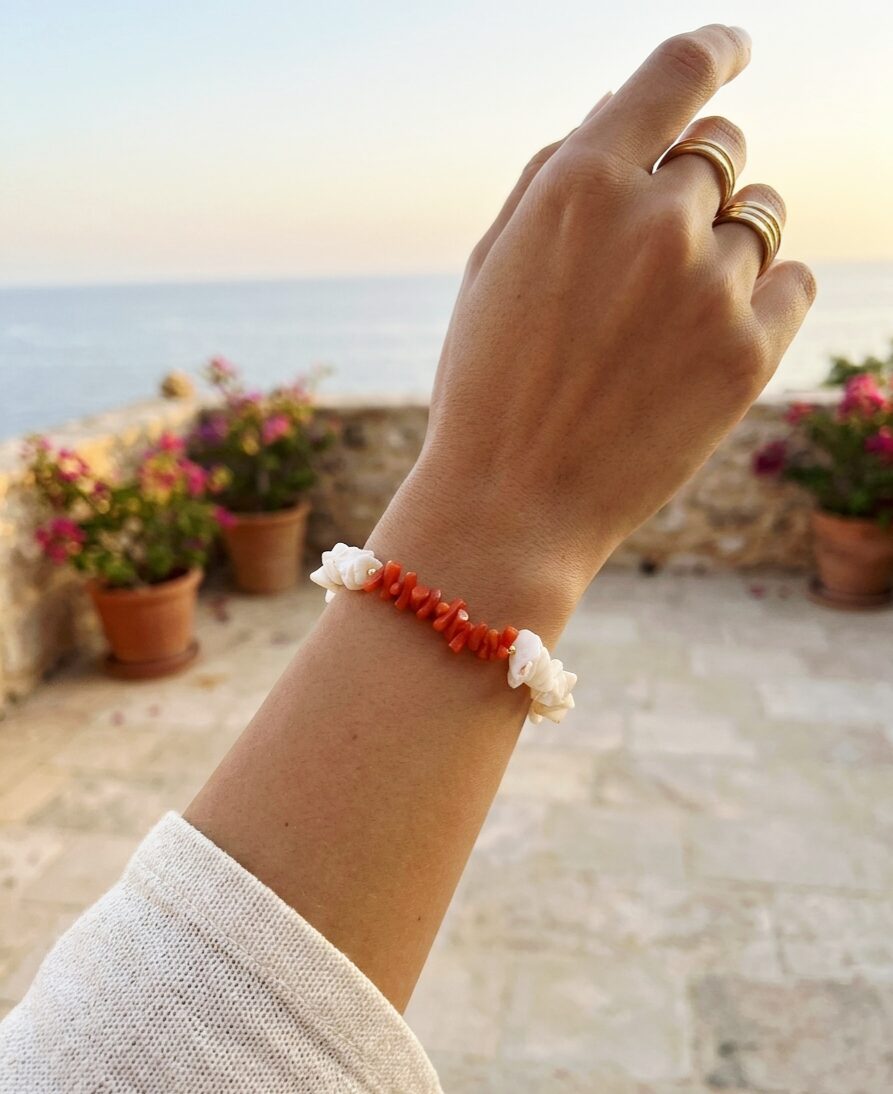 Bracciale realizzato con madreperla e corallo con chiusura in argento925 placcata oro. lunghezza 17cm Spedizione Gratuita