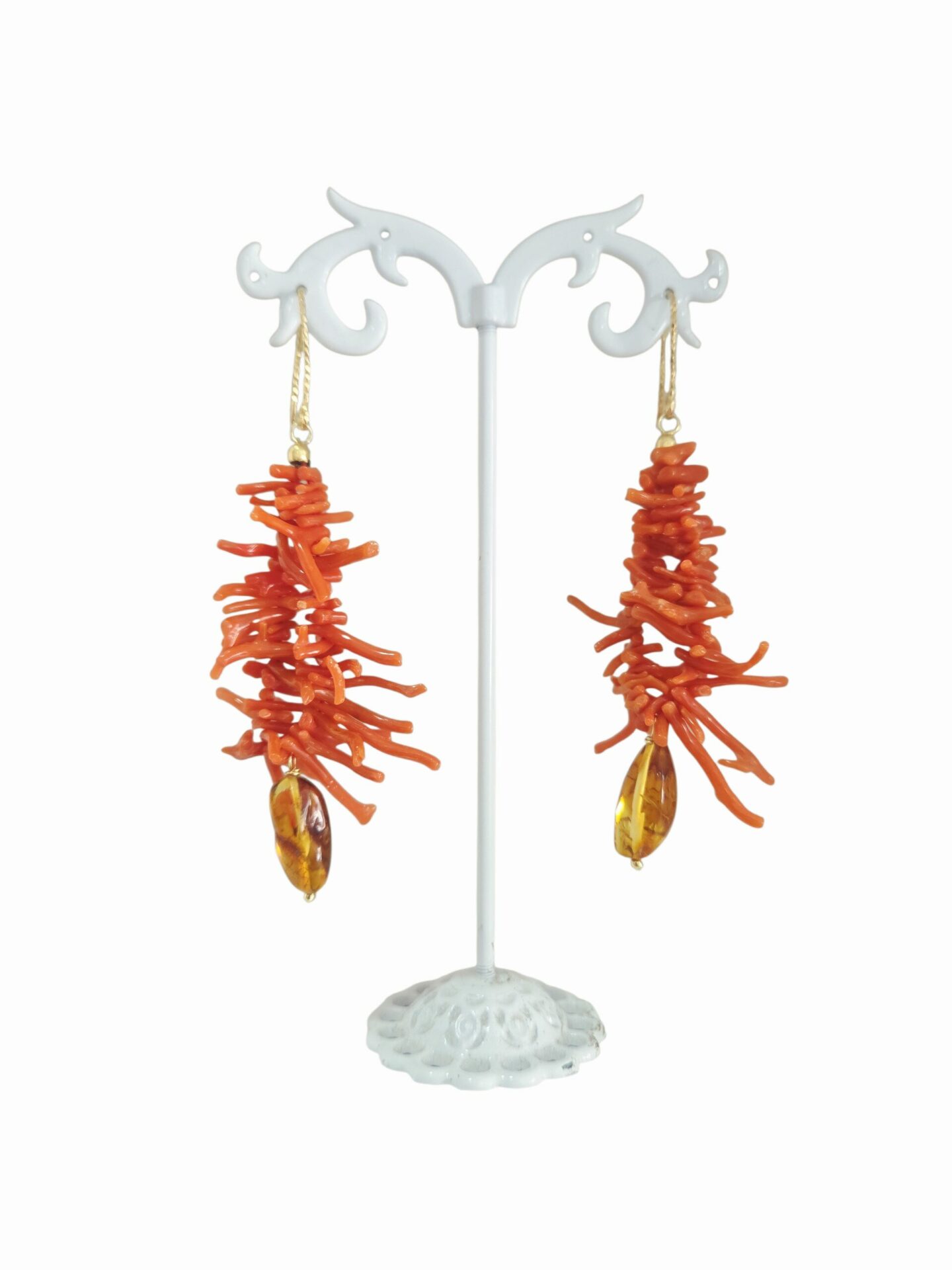 Orecchini realizzati con rametti di corallo di Torre del Greco ed ambra. Monachella satinata in argento925 placcata oro
lunghezza 8.5cm
peso 6.4gr Spedizione Gratuita