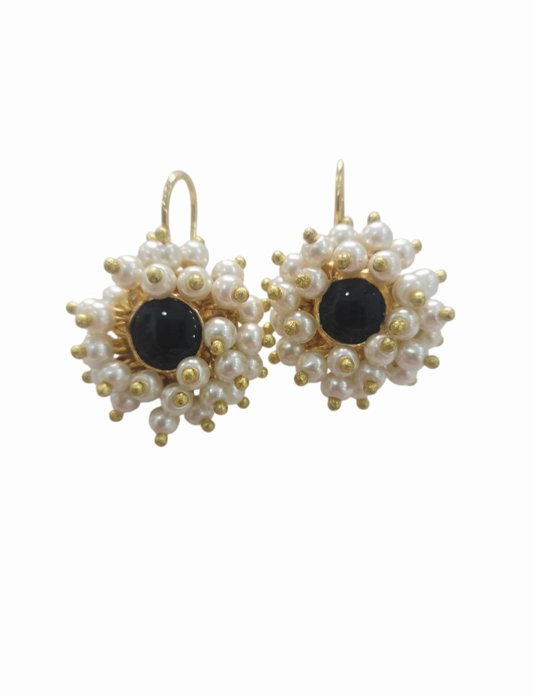 Orecchini realizzati con ossidiana centrale e perle di maiora su base in ottone con monachella 
Peso 7.8gr
Lunghezza 3.5cm Spedizione Gratuita