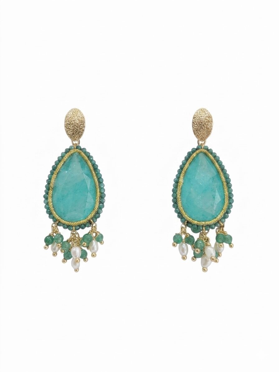 Orecchini  realizzati con quarzi verde acqua,agata verde chiaro e perline di fiume,montati con tessuto ed elementi dorati in argento925 placcati oro. monachella con piastra satinata in argento925 placcata oro.
lunghezza 6cm
peso 6.7gr Spedizione Gratuita