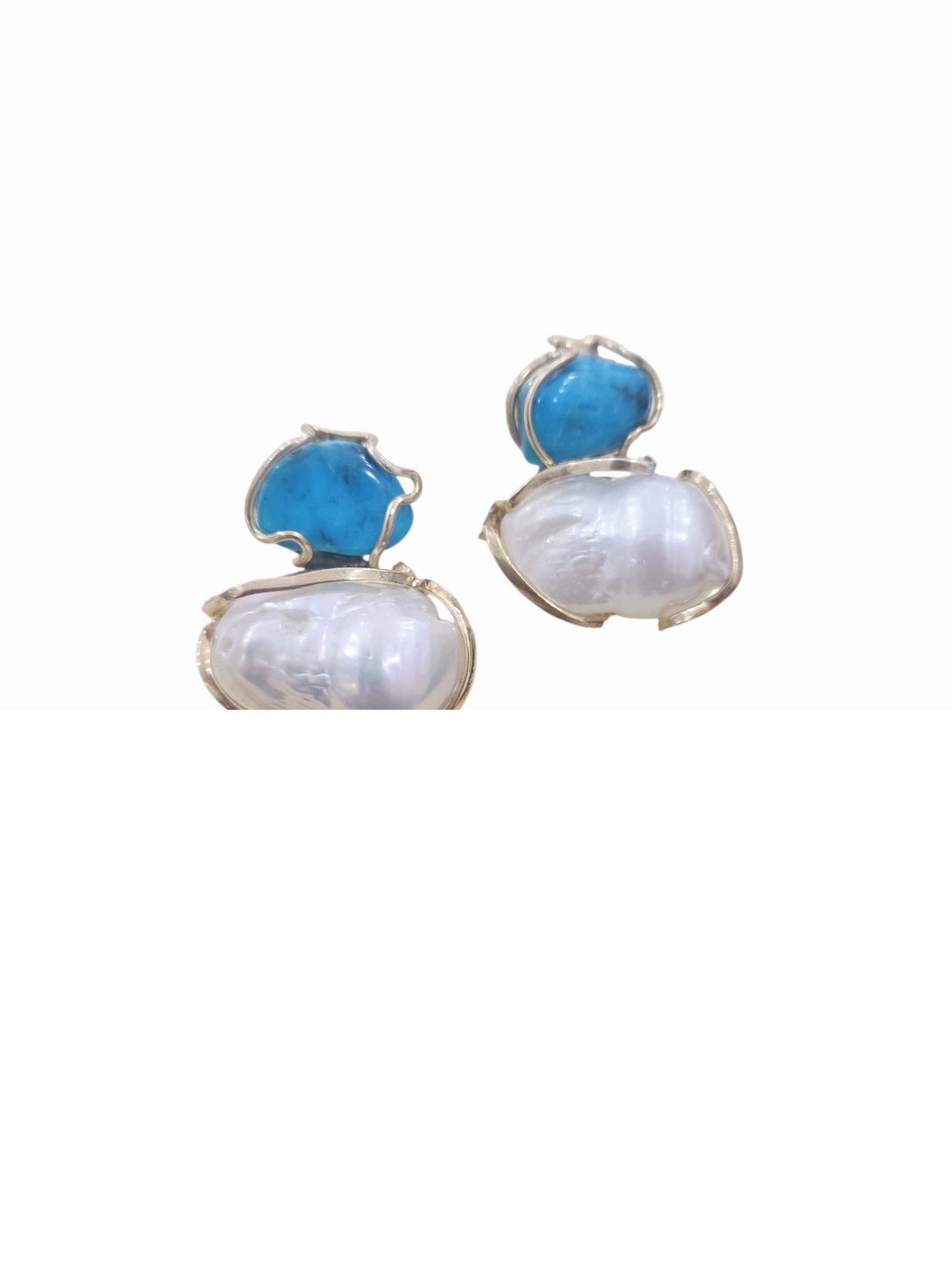 Orecchini  realizzati con turchese naturale e perla scaramazza montati su argento925 placcato oro
lunghezza 2.5cm
peso 8.3gr Spedizione Gratuita