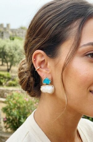 Orecchini  realizzati con turchese naturale e perla scaramazza montati su argento925 placcato oro
lunghezza 2.5cm
peso 8.3gr Spedizione Gratuita