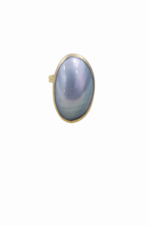 Anello regolabile,realizzato su base in ottone con perla naturale grigia
lunghezza perla 2.5cm Spedizione Gratuita