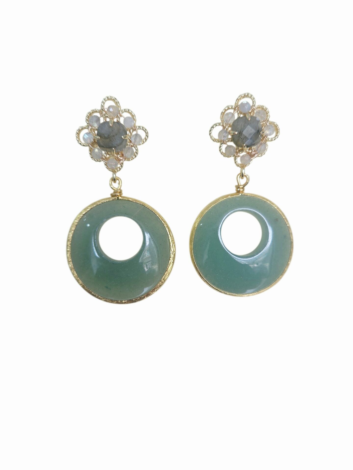 Orecchini con giada verde e quarzo neutro montati su ottone
peso 9.1gr
lunghezza 4.5cm Spedizione Gratuita