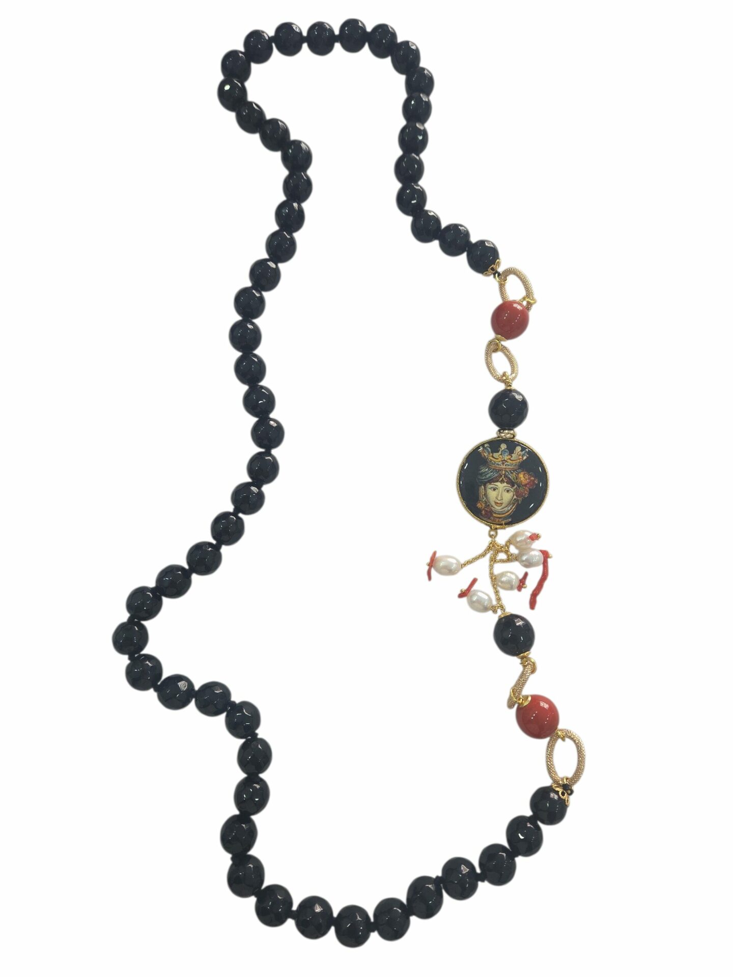 Collana lunga realizzata con onice, pasta di corallo,perle di fiume e rametti di corallo con laterale in mattonella pietra lavica di Caltagirone dipinta con testa di moro
lunghezza 82cm Spedizione Gratuita