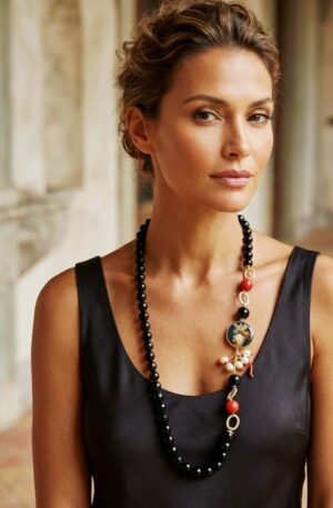 Collana lunga realizzata con onice, pasta di corallo,perle di fiume e rametti di corallo con laterale in mattonella pietra lavica di Caltagirone dipinta con testa di moro
lunghezza 82cm Spedizione Gratuita