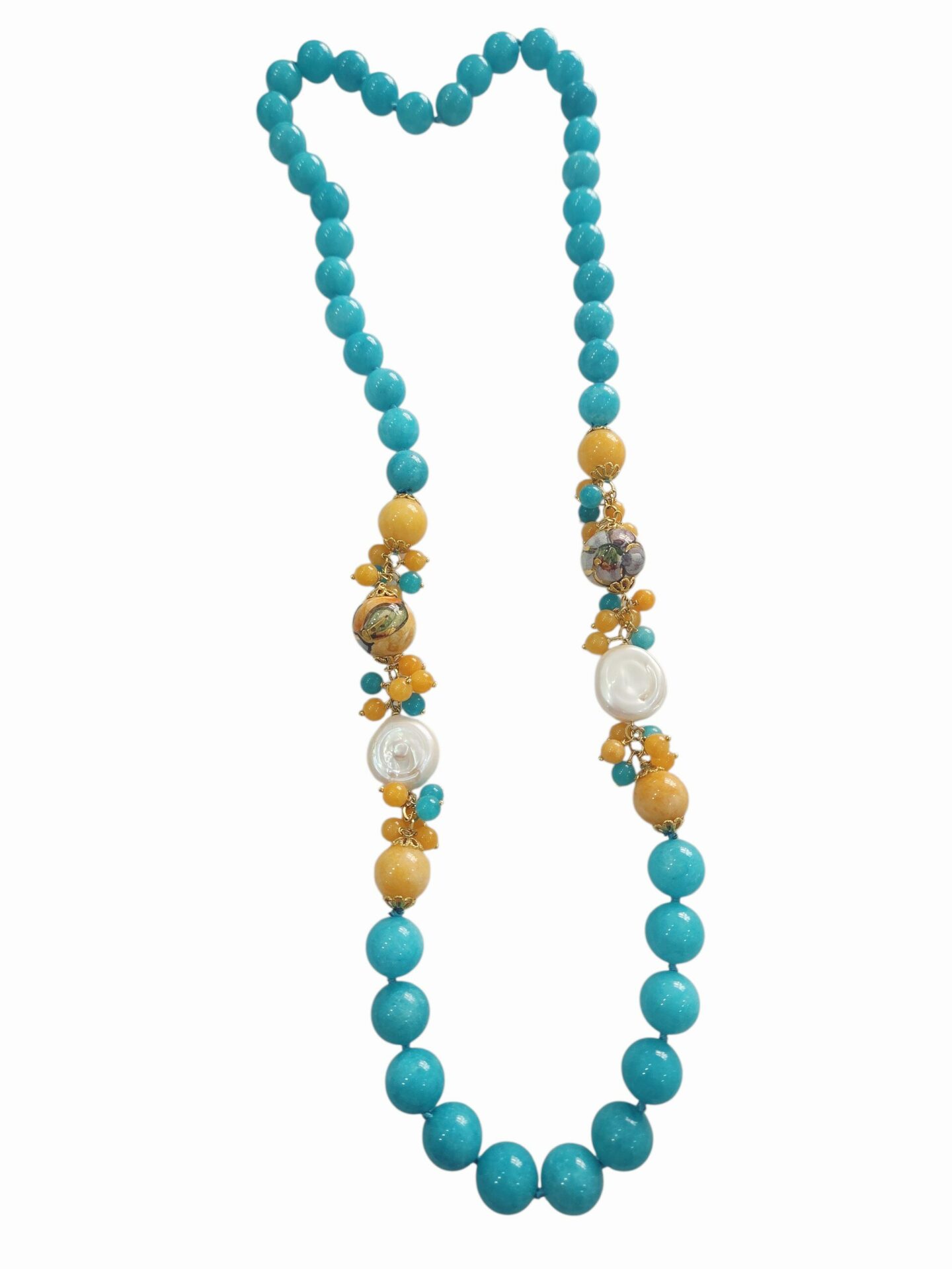 Collana realizzata con Giada turchese  e gialla,perle di barocche piatte e sfere in ceramica di Caltagirone 
lunghezza 80cm Spedizione Gratuita