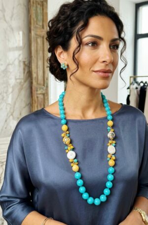 Collana realizzata con Giada turchese  e gialla,perle di barocche piatte e sfere in ceramica di Caltagirone 
lunghezza 80cm Spedizione Gratuita