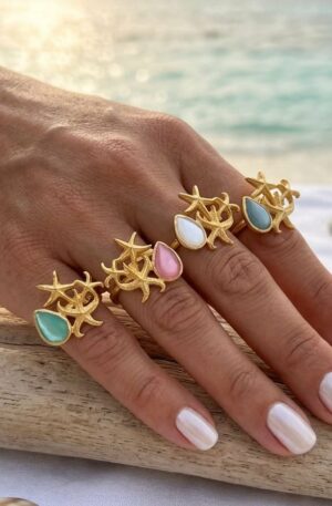 Anelli regolabili realizzati in ottone con stelle marine e pietra occhio di gatto. Colori verde acqua, rosa, acqua marina e neutro. Spedizione Gratuita