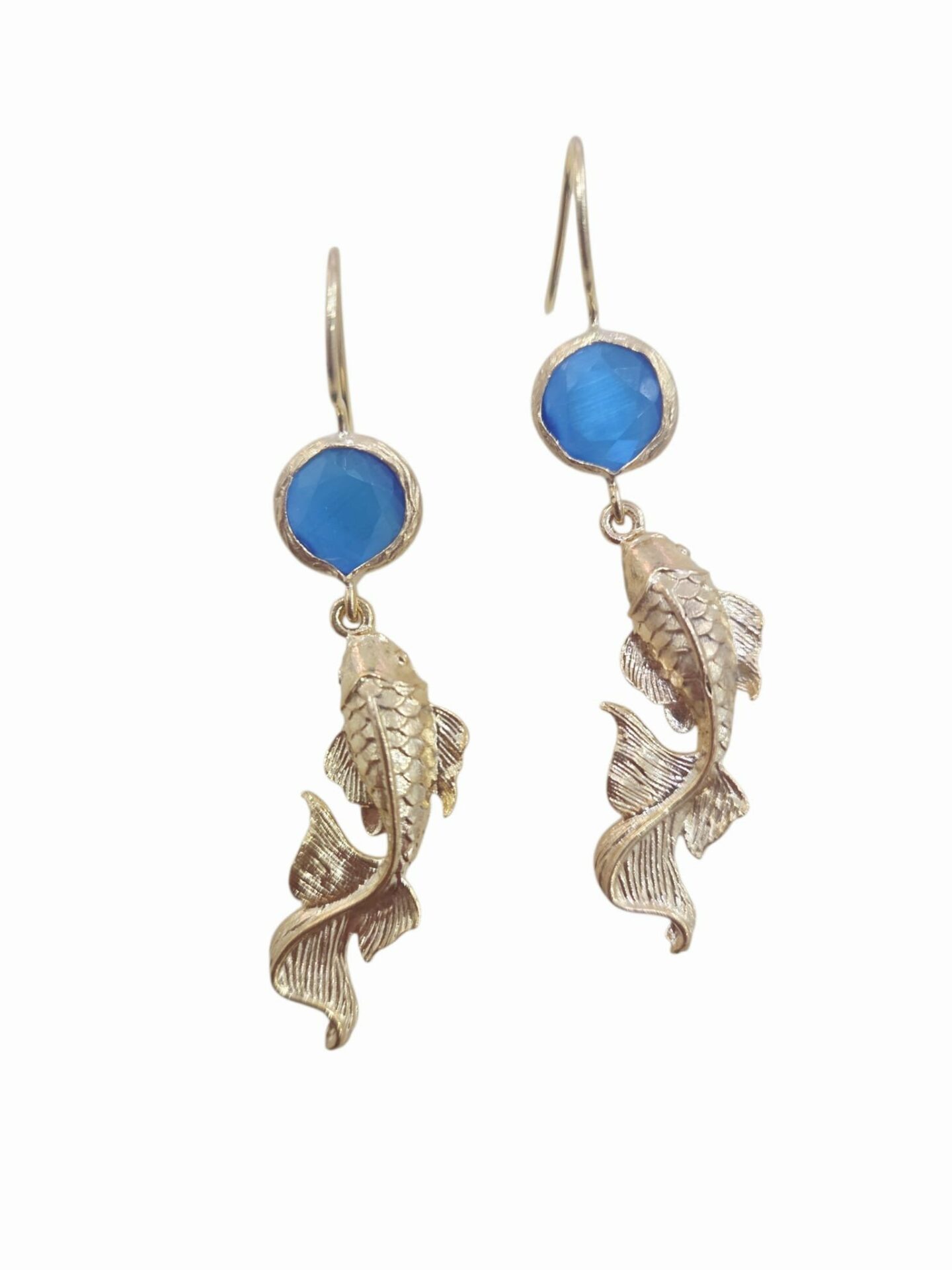 Brass carp earrings with green, neutral, light blue and turquoise cat's eye stones. Turquoise and neutral drop length 6 cm weight 5.4g Green and light blue round 5.5cm weight 5.1g Free shipping Orecchini carpa in ottone con pietre occhio di gatto verde, neutro, azzurro e turchese.Goccia turchese e neutro lunghezza 6 cm peso 5.4grTondo verde e azzurro 5.5cm peso 5.1gr Spedizione Gratuita