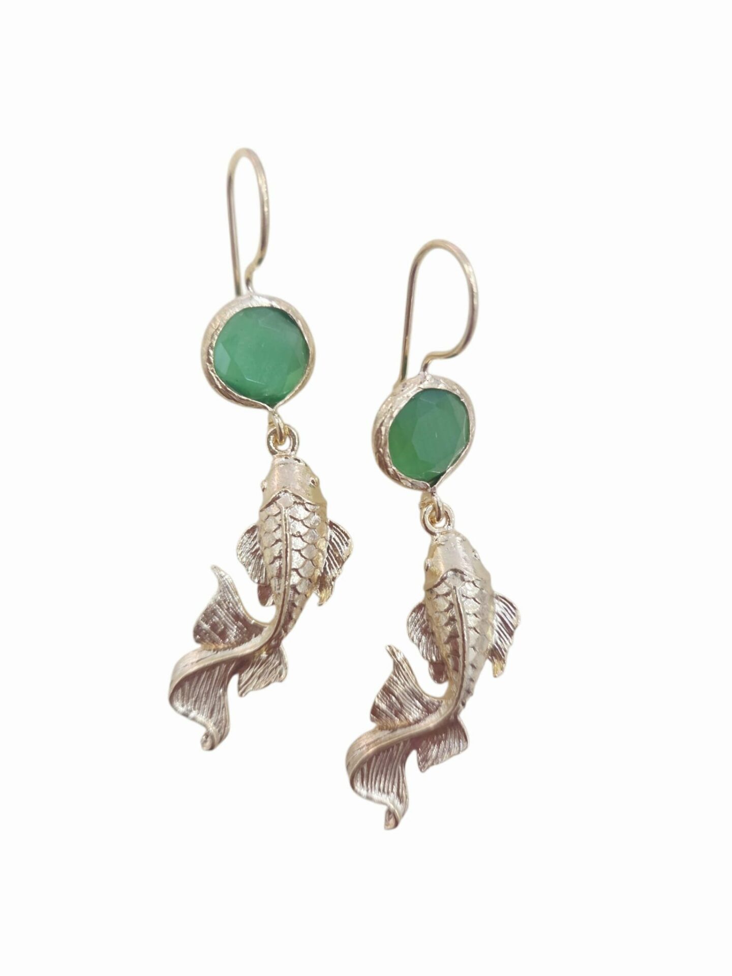 Brass carp earrings with green, neutral, light blue and turquoise cat's eye stones. Turquoise and neutral drop length 6 cm weight 5.4g Green and light blue round 5.5cm weight 5.1g Free shipping Orecchini carpa in ottone con pietre occhio di gatto verde, neutro, azzurro e turchese.Goccia turchese e neutro lunghezza 6 cm peso 5.4grTondo verde e azzurro 5.5cm peso 5.1gr Spedizione Gratuita