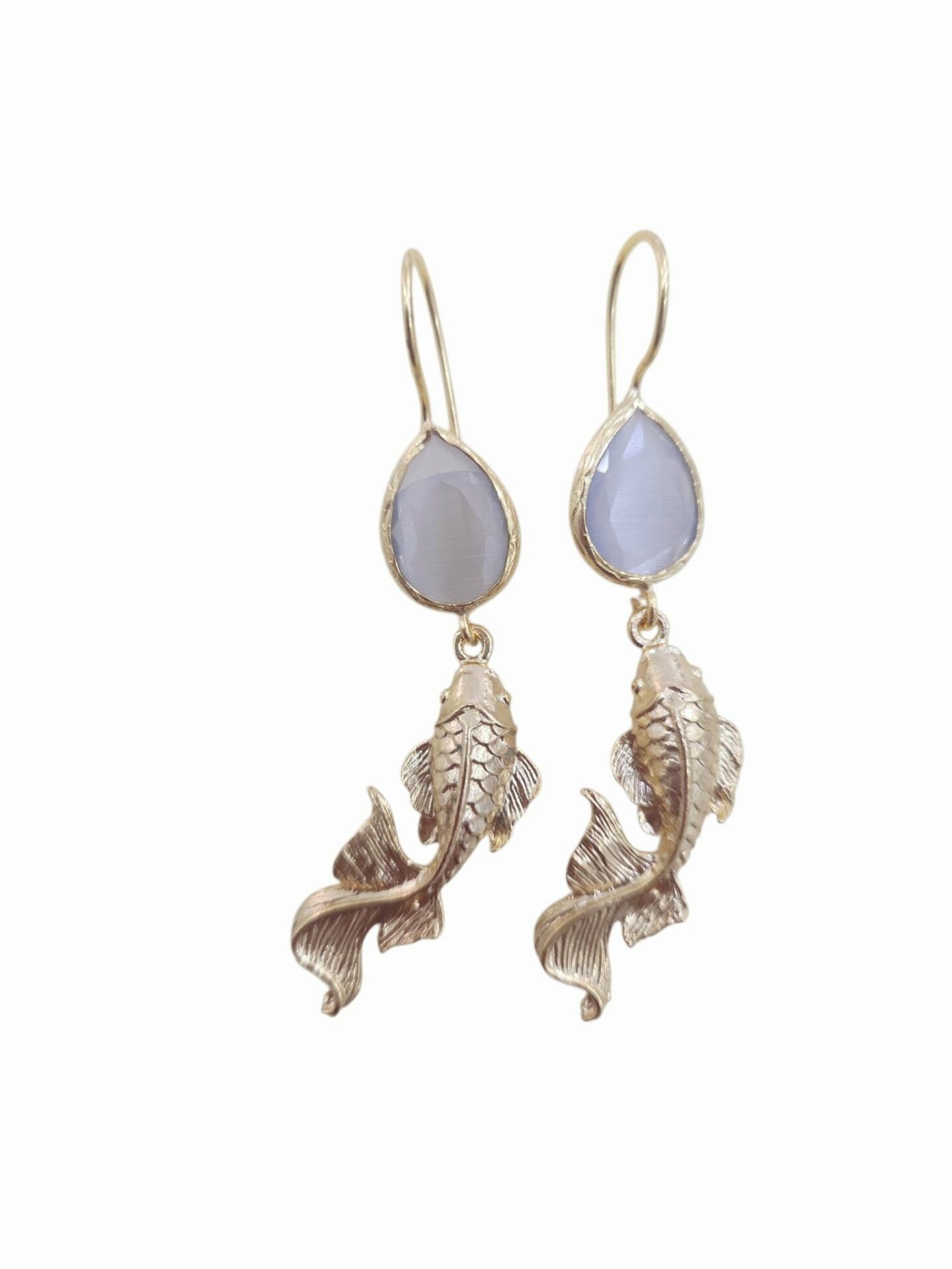 Brass carp earrings with green, neutral, light blue and turquoise cat's eye stones. Turquoise and neutral drop length 6 cm weight 5.4g Green and light blue round 5.5cm weight 5.1g Free shipping Orecchini carpa in ottone con pietre occhio di gatto verde, neutro, azzurro e turchese.Goccia turchese e neutro lunghezza 6 cm peso 5.4grTondo verde e azzurro 5.5cm peso 5.1gr Spedizione Gratuita