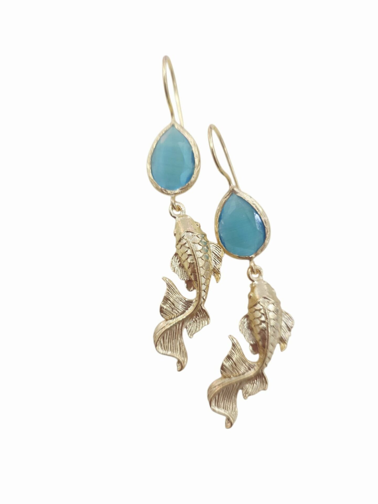 Brass carp earrings with green, neutral, light blue and turquoise cat's eye stones. Turquoise and neutral drop length 6 cm weight 5.4g Green and light blue round 5.5cm weight 5.1g Free shipping Orecchini carpa in ottone con pietre occhio di gatto verde, neutro, azzurro e turchese.Goccia turchese e neutro lunghezza 6 cm peso 5.4grTondo verde e azzurro 5.5cm peso 5.1gr Spedizione Gratuita