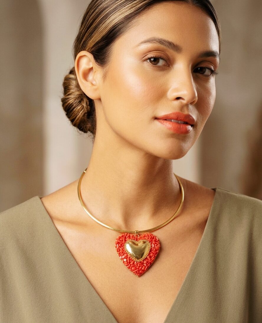Collana girocollo in acciaio dorato regolabile con ciondolo cuore acciaio con scaglie di corallo Spedizione Gratuita Collana girocollo in acciaio dorato regolabile con ciondolo cuore acciaio con scaglie di corallo Spedizione Gratuita