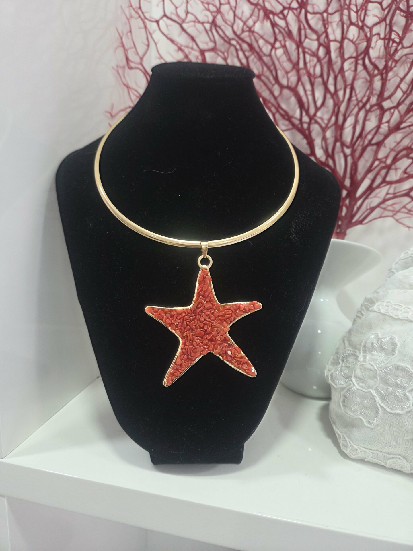 Collana girocollo in acciaio dorato con ciondolo stella rivestita da scaglie di corallo rosso Spedizione Gratuita