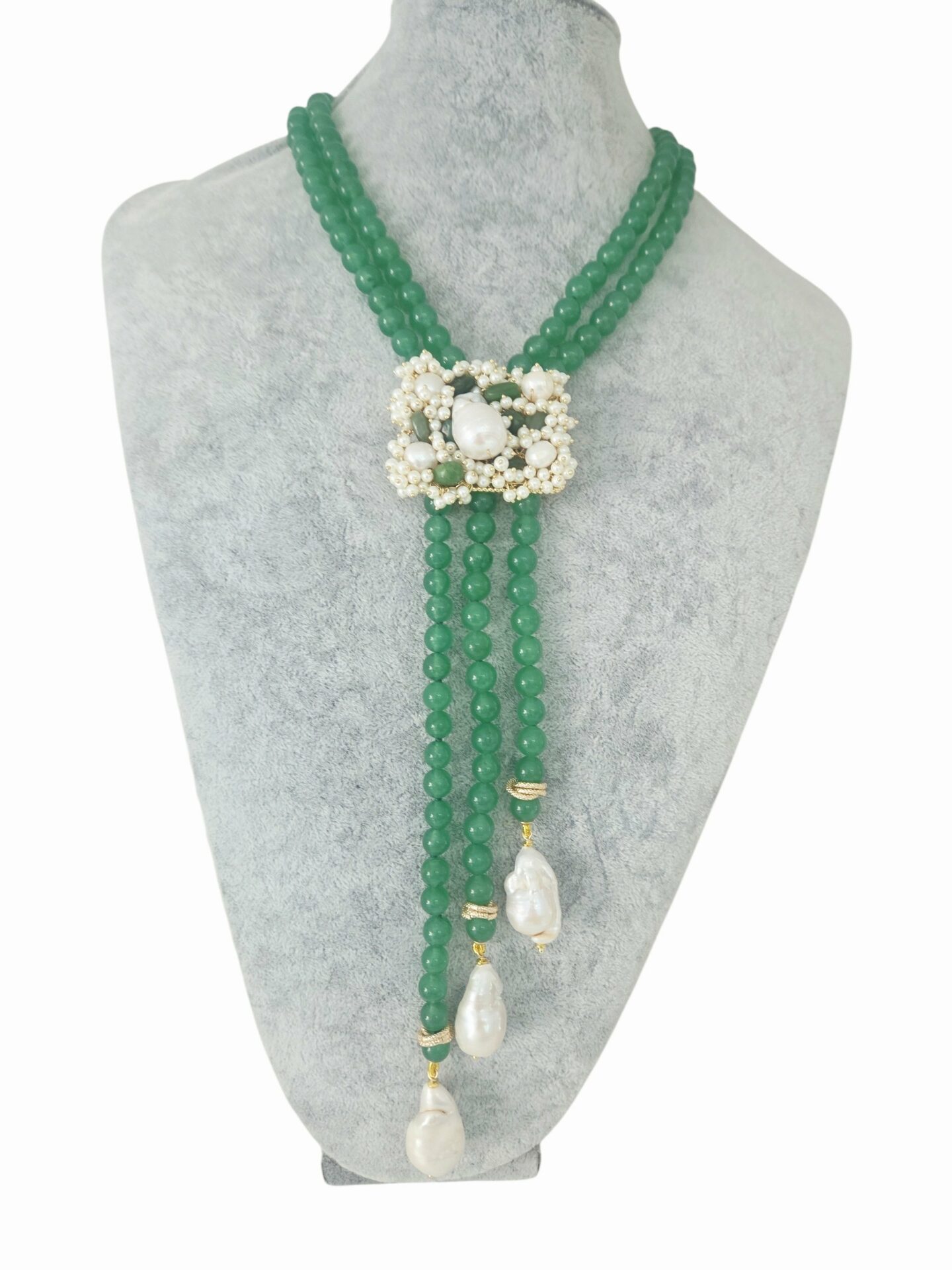 Collana realizzata con Giada, perle scaramazze e perle di fiume.
lunghezza girocollo 41cm
lumgheza ciondolo 22cm Spedizione Gratuita