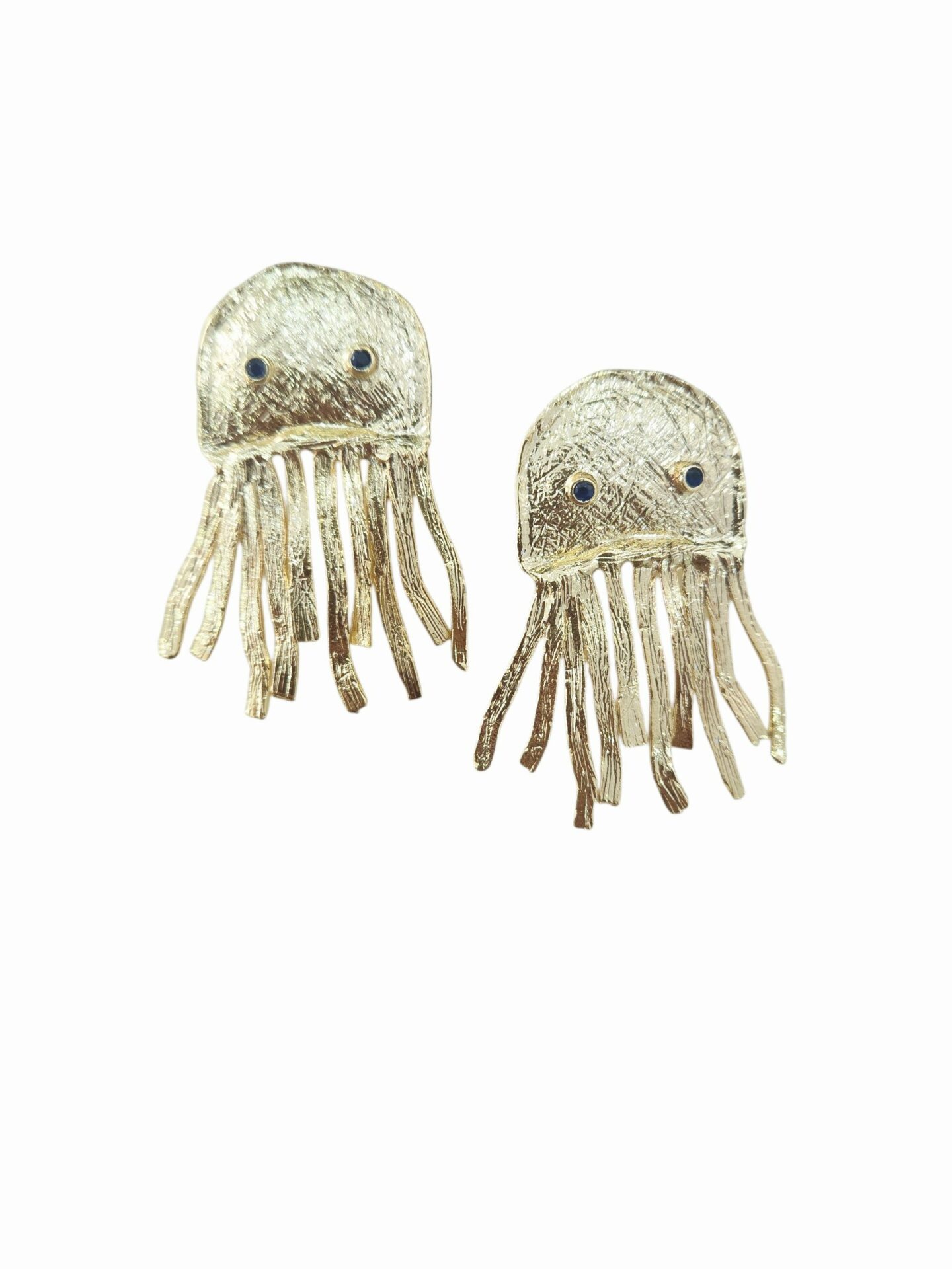 Orecchini polipi realizzati in ottone battuto con occhietti con zirconi blu.
lunghezza 4.5cm
peso 6.5gr Spedizione Gratuita